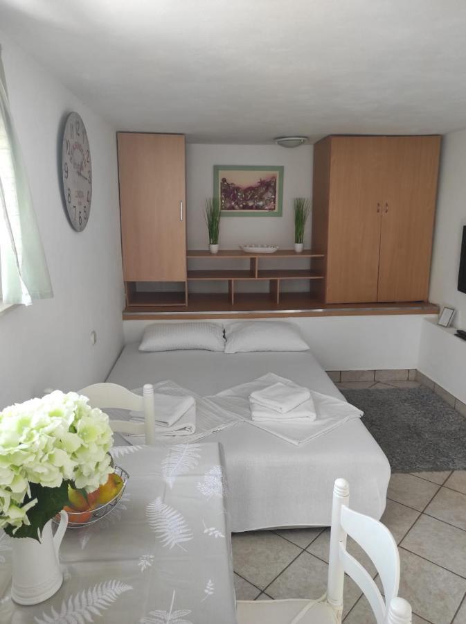 Studio Apartment Petrov ชิเบนิก ภายนอก รูปภาพ