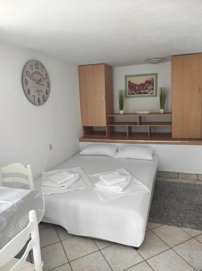 Studio Apartment Petrov ชิเบนิก ภายนอก รูปภาพ